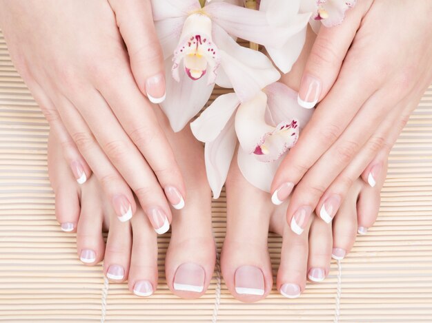 Foto en primer plano de pies femeninos en el salón de spa en procedimiento de pedicura y manicura - Imagen de enfoque suave