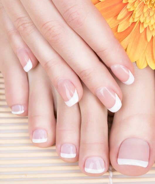 Foto en primer plano de pies femeninos en el salón de spa en procedimiento de pedicura y manicura - Imagen de enfoque suave