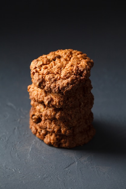 Foto de primer plano de la pila de galletas de avena en superficie gris