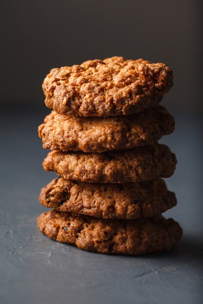 Foto de primer plano de la pila de galletas de avena en superficie gris