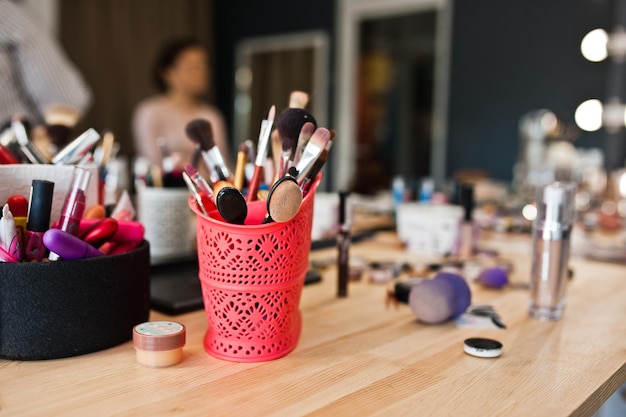 Foto de primer plano de pinceles de maquillaje en salón de belleza