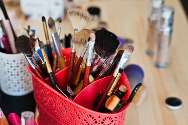 Foto de primer plano de pinceles de maquillaje en salón de belleza