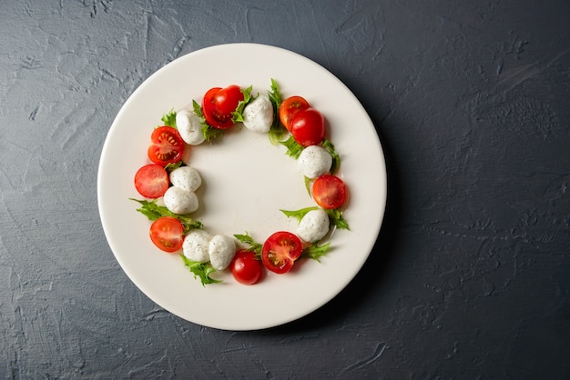 Foto de primer plano vista superior de la placa con ensalada caprese, arreglo de comida de restaurante