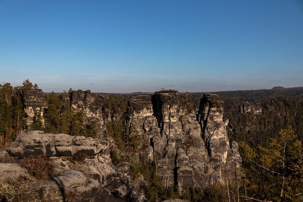 Foto del puente Bastei en Alemania bajo un cielo azul claro