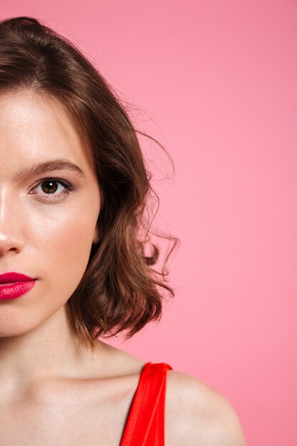 Foto recortada de alegre joven con labios rojos