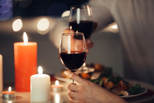 Foto recortada de amantes con una cena romántica en casa