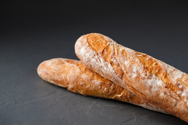 Foto recortada de dos baguettes francesas