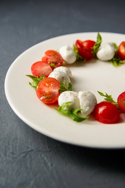 Foto recortada de ensalada caprese servida en restaurante, comida deliciosa dieta