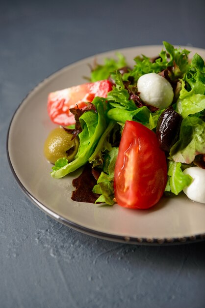Foto recortada de ensalada fresca de vitaminas de primavera, comida de restaurante, concepto de comida saludable en el hogar