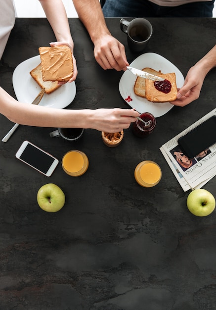 Foto recortada de familia desayunando en la mañana