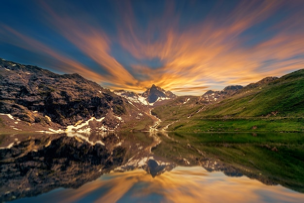 Foto de reflexión de árboles y montaña.