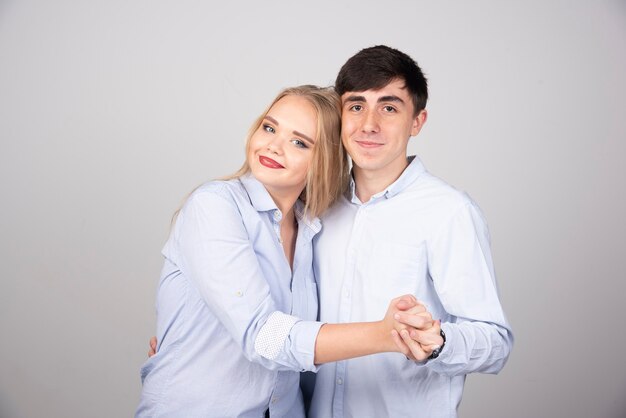 Foto de retrato de una linda pareja de pie y mirando a la cámara