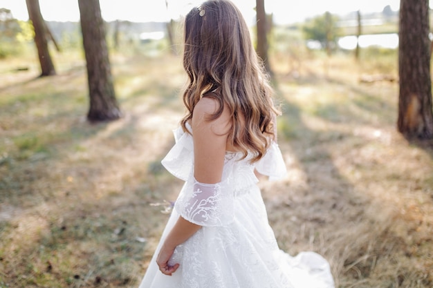 Foto romántica en el bosque de hadas. Mujer hermosa