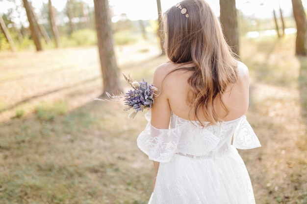 Foto romántica en el bosque de hadas. Mujer hermosa