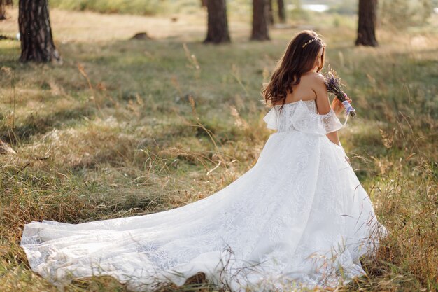 Foto romántica en el bosque de hadas. Mujer hermosa