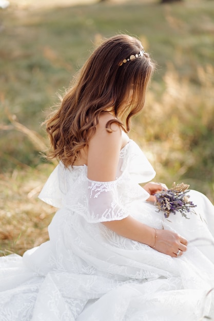 Foto romántica en el bosque de hadas. Mujer hermosa