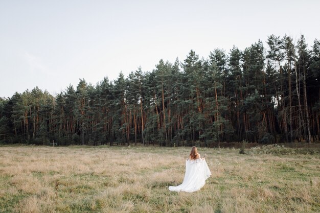 Foto romántica en el bosque de hadas. Mujer hermosa