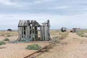 Foto gratuita foto de ruinas de casas abandonadas en medio de la nada