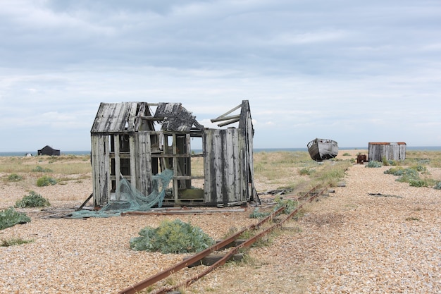 Foto de ruinas de casas abandonadas en medio de la nada