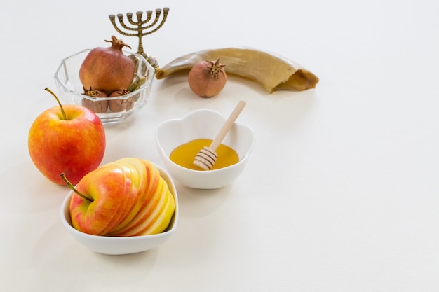Foto de símbolos del año nuevo judío en blanco