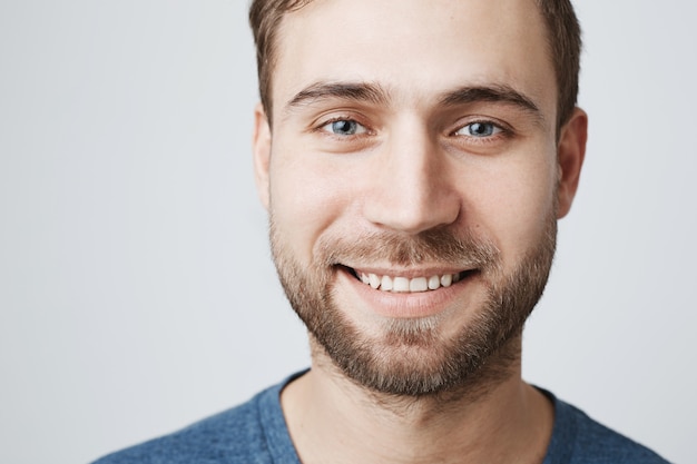 Foto de sonriente hombre feliz con dientes blancos