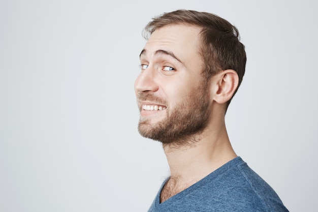 Foto de sonriente hombre feliz gire la cámara de cara