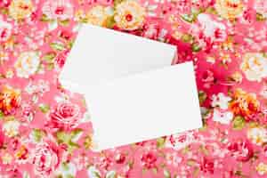 Foto gratuita foto de la tarjeta de visita en blanco maqueta en el hermoso fondo floral