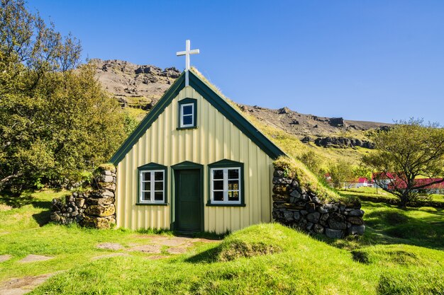 Foto de la típica iglesia islandesa, Islandia Hofskirkja, Hof Islandia