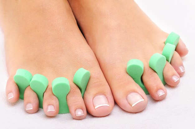 Foto de tratamiento de belleza de pies bonitos aplicando pedicura