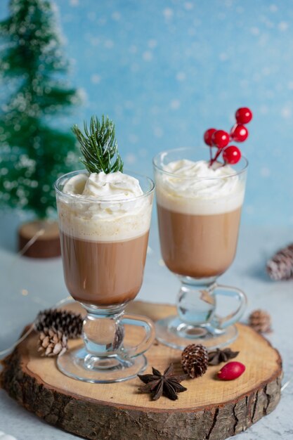 Foto vertical de dos tazón de helado sobre tabla de madera con adornos navideños.