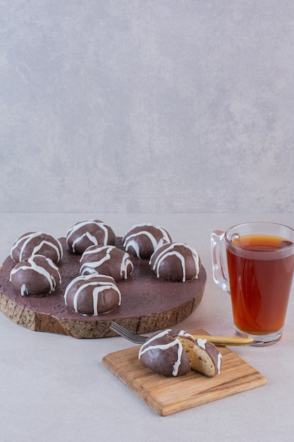 Foto vertical de galletas de chocolate con taza de té