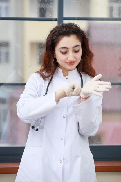 Foto vertical de una joven trabajadora de la salud con guantes Foto de alta calidad