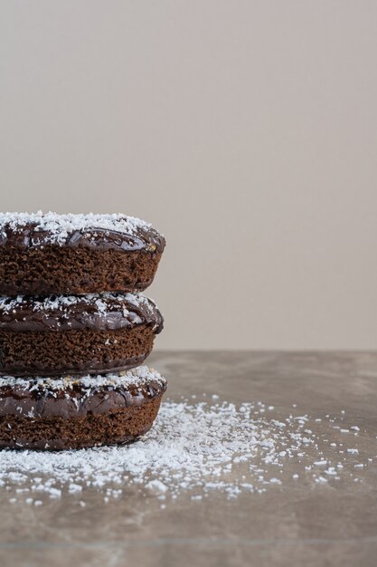 Foto vertical de pila de galletas caseras.