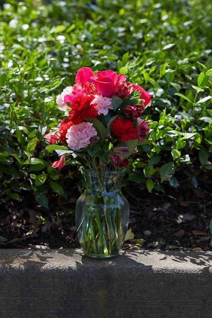 Foto vertical de ramo de flores rojas y rosas.