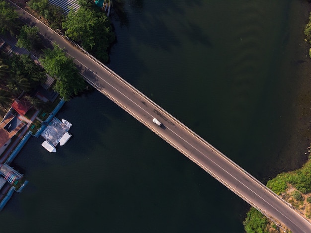 Foto de vista superior de una carretera sobre el río en la India