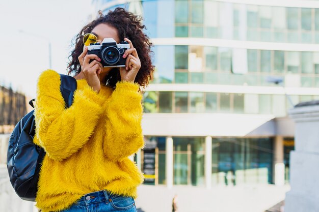 Fotógrafa negra haciendo fotos sobre la arquitectura moderna