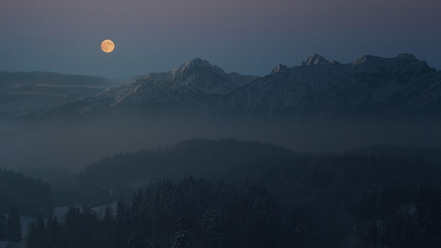 Foto gratuita fotografía aérea de la luna llena de observación de la montaña