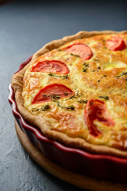 Fotografía de alimentos y concepto de restaurante. Pastel de verduras en mesa negra