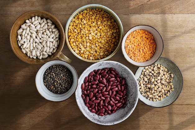 Fotografía de alimentos laicos planos de lentejas y frijoles.