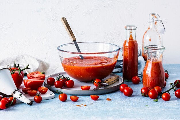 Fotografía de alimentos de sopa de tomate gazpacho casera