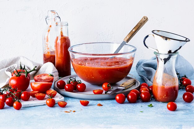 Fotografía de alimentos de sopa de tomate gazpacho casera