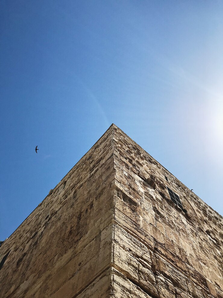 Foto gratuito fotografía de ángulo bajo de estructura de hormigón.