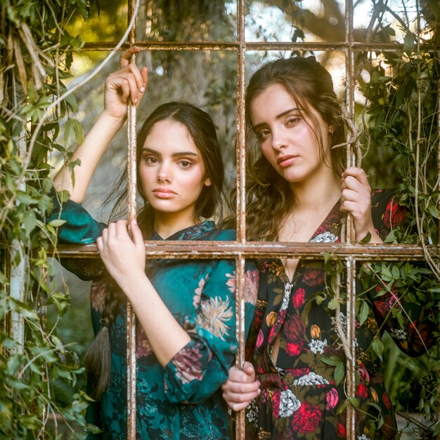 Fotografía artística de mujeres tras las rejas.