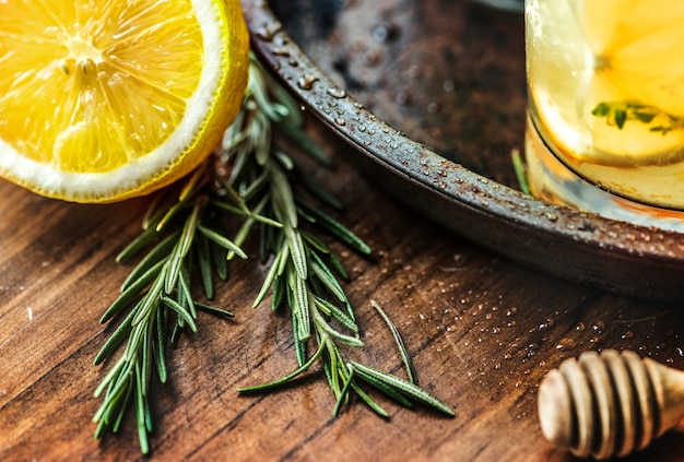 Foto gratuita fotografía de bebida con miel y refresco de limón
