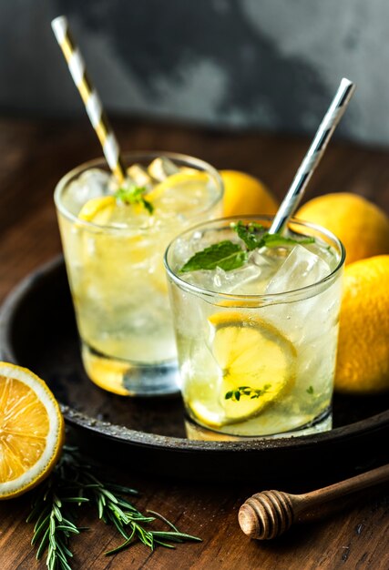 Fotografía de bebida con miel y refresco de limón