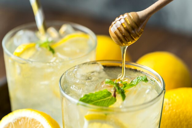 Fotografía de bebida con miel y refresco de limón