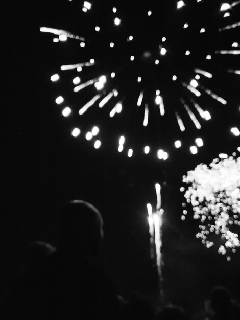 Fotografía en blanco y negro de fuegos artificiales.