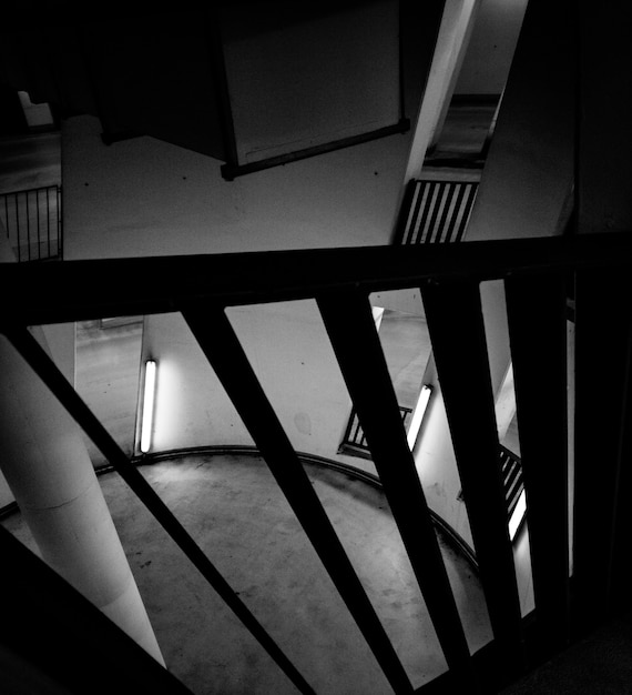 Fotografía en blanco y negro de la habitación circular