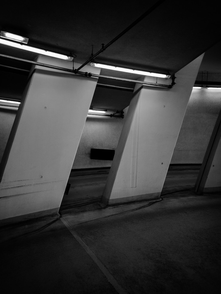 Foto gratuito fotografía en blanco y negro de la habitación con luces de neón.