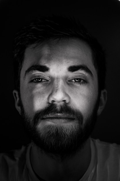Fotografía en blanco y negro de hombre barbudo